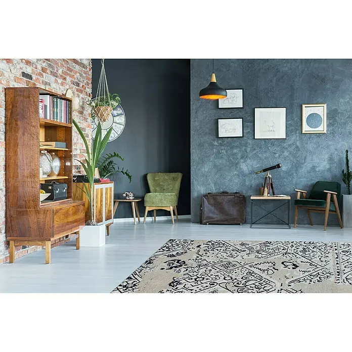 Kayoom Flachgewebeteppich River 120 - Grau/Schwarz, 170 x 120 cm, 70 % Baumwolle, 30 % Polyester - Einrichtungsidee mit stilvollem Teppich im Vordergrund, kombiniert mit Vintage-Möbeln und dekorativen Elementen für ein gemütliches Ambiente.