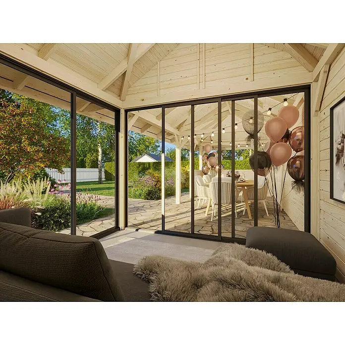 Palmako Caseta de jardín Bianca Set 515 Slide Plus - Medidas ext. (An x Pr): 960 x 384 cm, Madera, Natural - La imagen muestra un interior acogedor con grandes ventanas que ofrecen vistas al jardín. La habitación está elegantemente amueblada con un sofá.