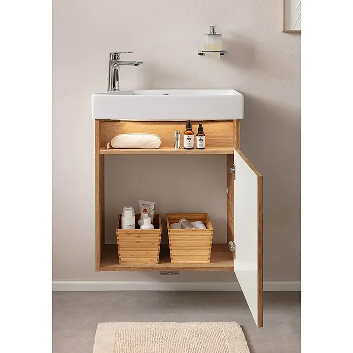 Camargue Pure Badmöbel-Set - Gesamtbreite Badmöbel: 55 cm, Berg Eiche, Matt - Badezimmerwaschtisch mit offenem Stauraum und Tür, mit Pflegeprodukten und Handtüchern in Körben.