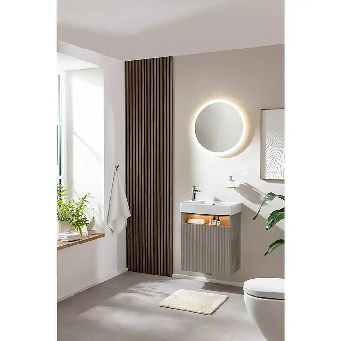 Camargue Pure Badmöbel-Set - Gesamtbreite Badmöbel: 55 cm, Kaschmir, Matt - Ein modernes Badezimmer mit einem stilvollen Waschtischunterschrank, einem beleuchteten Spiegel und einer eleganten Holzvertäfelung.