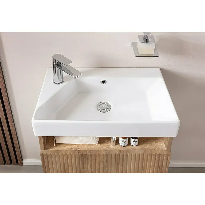 Camargue Pure Badmöbel-Set - Gesamtbreite Badmöbel: 55 cm, Berg Eiche, Matt - Nahaufnahme eines modernen Badezimmers mit einem Waschbecken aus Keramik auf einem Holzunterschrank und einer Armatur.