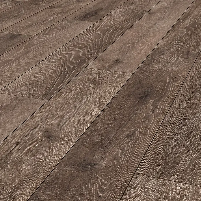 LOGOCLIC Aquaprotect Laminat - Night Oak, Landhausdiele, 1.288 x 195 x 8 mm - Nahaufnahme eines Bodens mit Holzstruktur. Das Holz ist in einem warmen Braunton gehalten und hat eine schöne Maserung.
