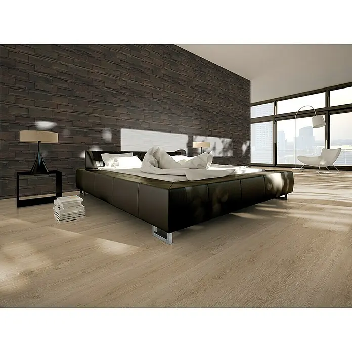 Indo Wandpaneel 3D Wall Driftwood Sulu Sea - Hevea, 560 x 200 x 10 mm, 1,008 m² - Schlafzimmer mit einem schwarzen Lederbett, Nachttisch mit Lampe und Blick durch große Fenster.