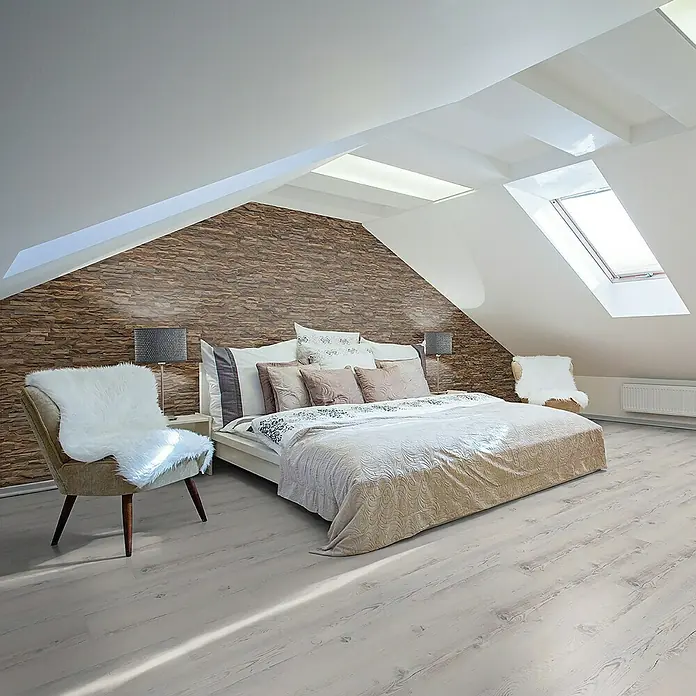 Indo Wandpaneel 3D Wall Diamondwood Ancient Brown - Teak, 610 x 150 x 10 mm, 1,006 m² - Einladendes Schlafzimmer mit stilvollem Teppichboden, der dem Raum Wärme und Eleganz verleiht. Helle, einladende Atmosphäre.