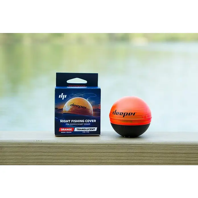 Deeper Abdeckung Night Fishing Cover - Passend für: Deeper Fishfinder PRO & CHIRP-Serie - Nahaufnahme des Deeper Night Fishing Cover und seiner Verpackung, die die orangefarbene, durchscheinende Hülle für intelligente Sonargeräte zeigt.