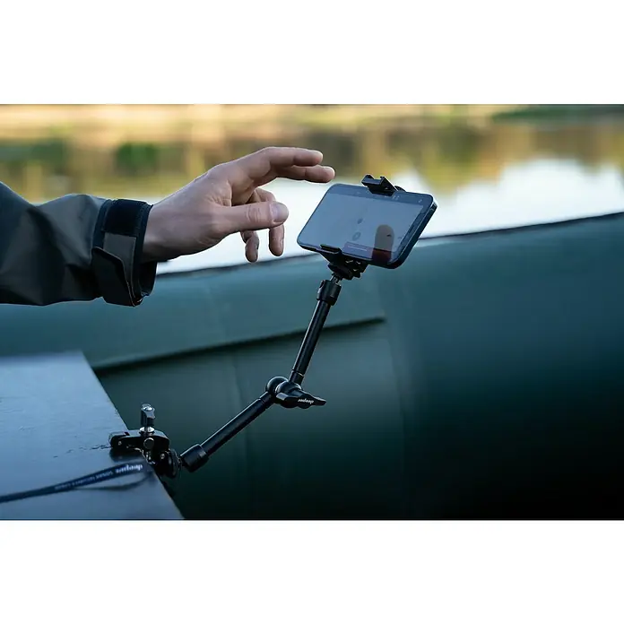 Deeper Smartphone-Halter für Boot und Kajak - Passend für: 65 mm/2,6 " - 95 mm/3,7" Smartphone - Nahaufnahme einer Deeper Smartphone-Halterung, die an einem Boot befestigt ist, mit einem Smartphone im Blickfeld.
