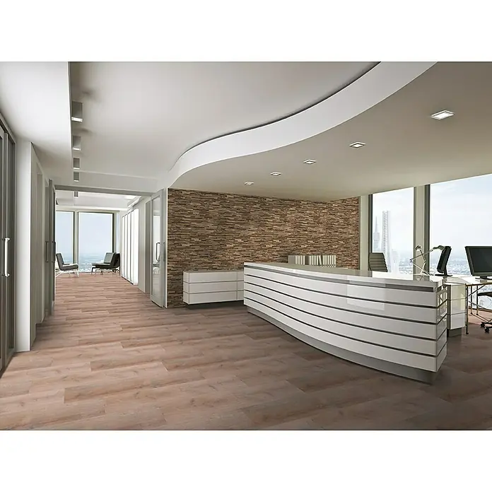 Indo Wandpaneel 3D Wall Elegance Nature - Teak, 500 x 200 x 10 mm - Einladende Büroaufnahme mit edlem Holzfußboden, der Wärme und Eleganz in den Raum bringt. Blickfang ist die moderne Empfangstheke im Vordergrund.