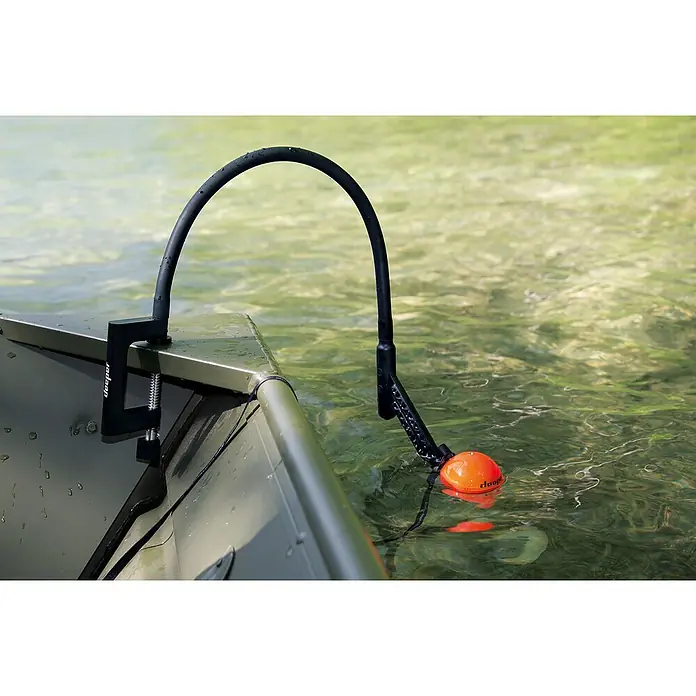 Deeper Halterung Flexible Arm Mount 2.0 - Passend für: Deeper Fishfinder PRO, PRO+2, CHIRP+2 - Nahaufnahme eines Deeper Fischfinders, der an einem Boot befestigt ist, mit dem orangefarbenen Sensor im Wasser für präzise Messungen.