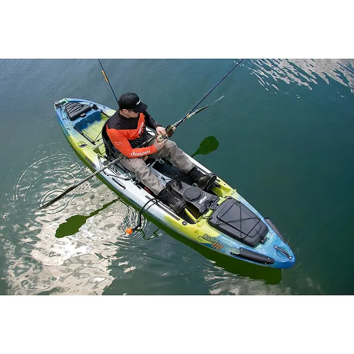 Deeper Halterung Flexible Arm Mount 2.0 - Passend für: Deeper Fishfinder PRO, PRO+2, CHIRP+2 - Fischer auf einem Kajak mit der Aufschrift "Coast HD". Das Kajak liegt auf dem Wasser.