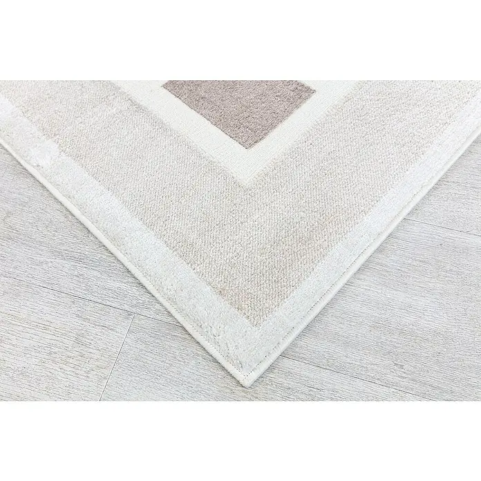 Alfombra de pelo corto Enmarcado - Natural, 230 x 160 cm, 80% polipropileno / 20% poliéster - Detalle de una alfombra clara con un patrón geométrico, que se encuentra sobre un suelo de madera. Diseño sencillo y moderno.