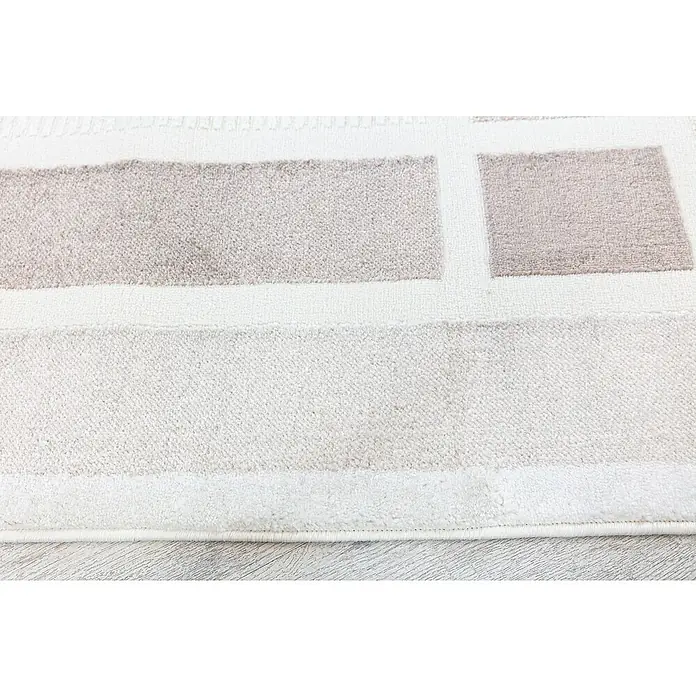 Alfombra de pelo corto Enmarcado - Natural, 230 x 160 cm, 80% polipropileno / 20% poliéster - Primer plano de una alfombra moderna con un patrón geométrico en tonos beige y blancos, mostrando una textura elegante.