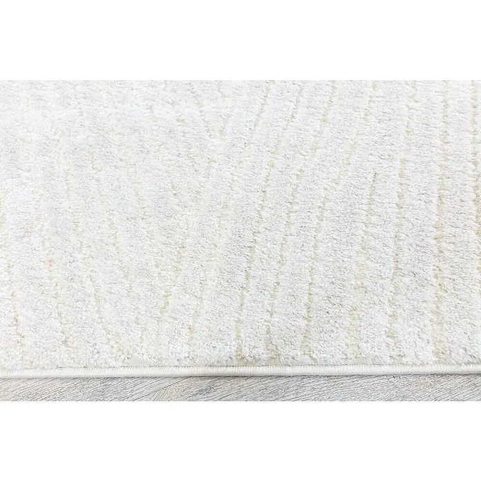 Alfombra de pelo largo Relieve - Crudo, 110 x 60 cm, 80% polipropileno / 20% poliéster - Primer plano de una alfombra blanca y mullida con un diseño sutil y bordes limpios, perfecta para dar confort.