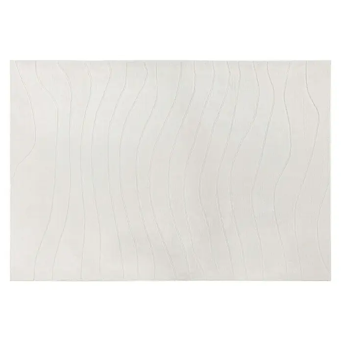 Alfombra de pelo corto Stelvio Olas - Crudo, 200 x 140 cm, 100% Poliéster - Primer plano de una pared blanca texturizada con suaves líneas onduladas verticales que crean un patrón elegante y sutil.