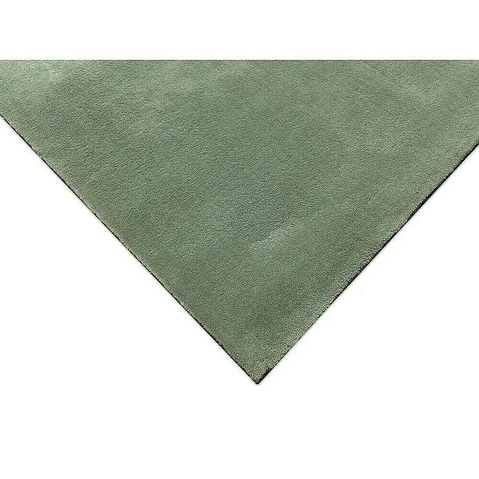 Alfombra de pelo corto Toscana - Verde, 230 x 160 cm, 100% Poliéster - Primer plano de una alfombra con una superficie verde oliva con un ribete oscuro, que ofrece una textura y elegancia sutiles.