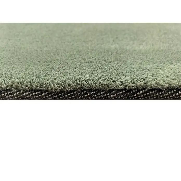 Alfombra de pelo corto Toscana - Verde, 230 x 160 cm, 100% Poliéster - Primer plano de una alfombra verde con una base oscura y texturizada, ideal para añadir confort a cualquier espacio habitable.