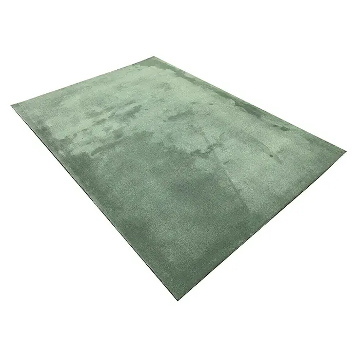 Alfombra de pelo corto Toscana - Verde, 230 x 160 cm, 100% Poliéster - Primer plano de una alfombra verde oliva, que muestra su suave textura y sutiles sombras para una apariencia elegante.