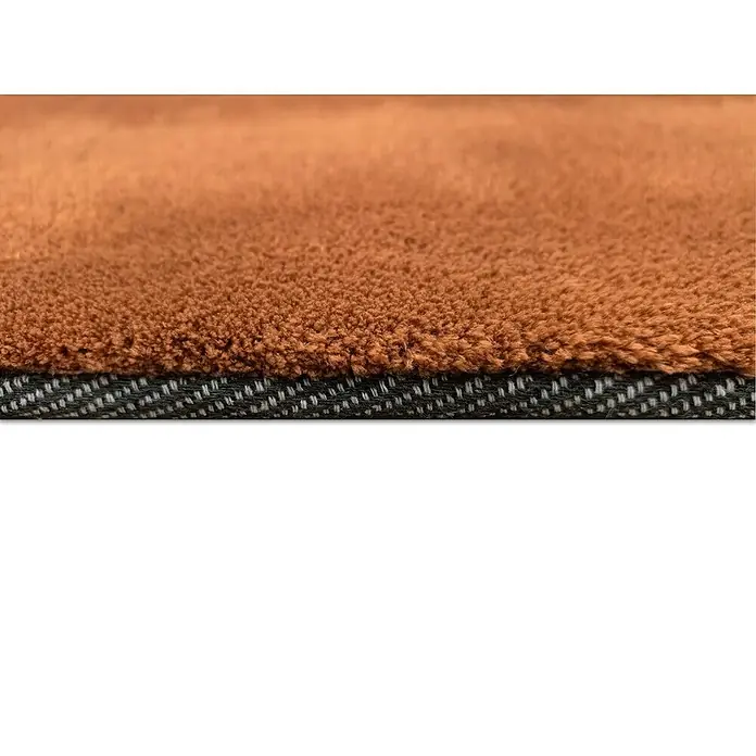 Alfombra de pelo corto Toscana - Teja, 110 x 60 cm, 100% Poliéster, Antideslizante - Primer plano de una alfombra marrón con un borde gris que acentúa la textura y la calidad del producto.