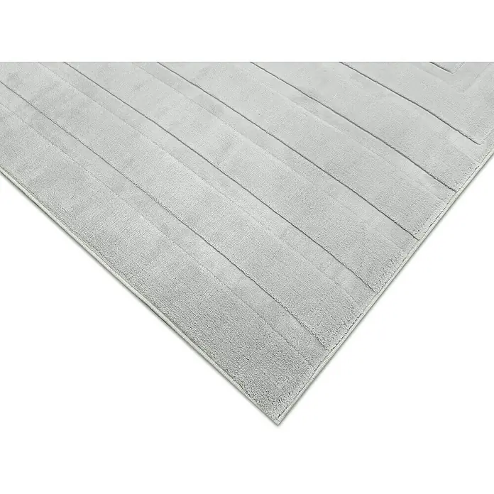 Alfombra de pelo corto Stelvio Cuadros - Plata, 230 x 160 cm, 100% Poliéster - Primer plano de una alfombra gris con un patrón de rayas, ideal para baños y salas de estar.