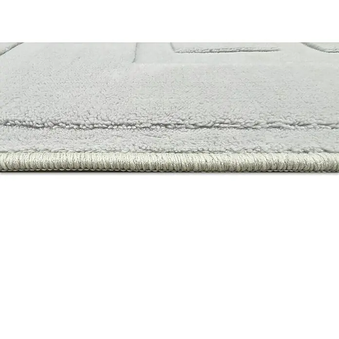 Alfombra de pelo corto Stelvio Cuadros - Plata, 230 x 160 cm, 100% Poliéster - Primer plano de una alfombra de felpa gris claro con un borde limpio y claro, que muestra comodidad y detalles de calidad.