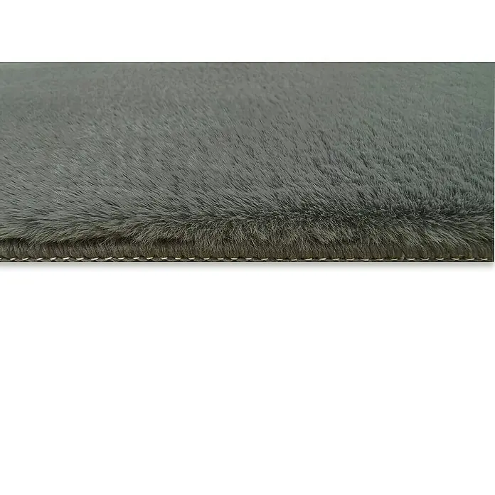 Alfombra de pelo corto Bunny - Verde, 110 x 60 cm, 100% poliéster - Primer plano de una alfombra gris que muestra su textura suave, destacando la alta calidad y el confort del producto.