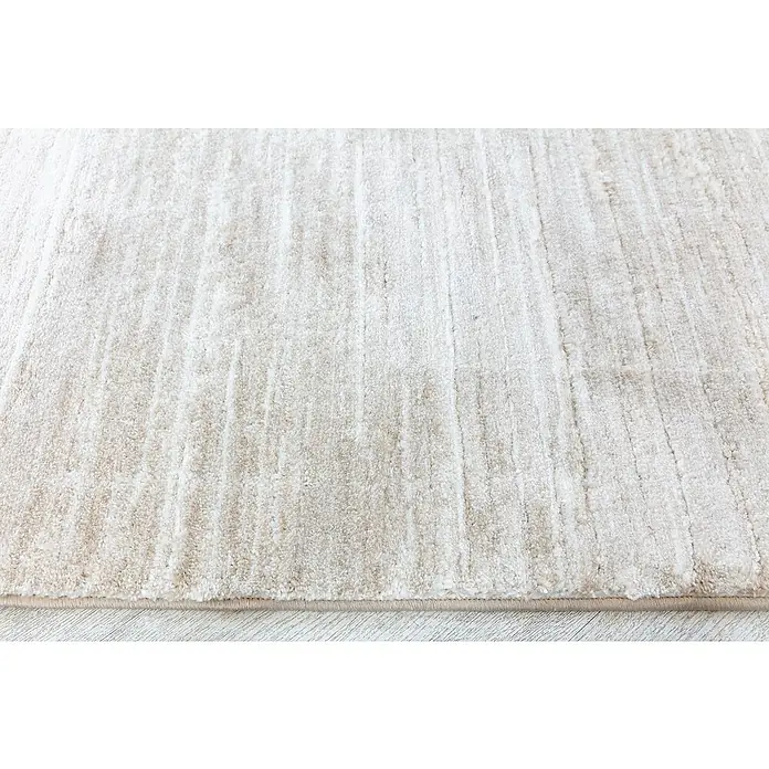 Alfombra de pelo corto Texturas - Multicolor, 230 x 160 cm, 80% polipropileno / 20% poliéster - Detalle de una alfombra color crema con rayas sutiles, mostrando una textura suave y lujosa.