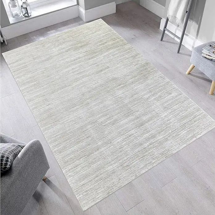 Alfombra de pelo corto Texturas - Multicolor, 230 x 160 cm, 80% polipropileno / 20% poliéster - Elegante alfombra gris claro con un patrón sutil sobre un suelo de madera clara, que aporta calidez y estilo a cualquier habitación.