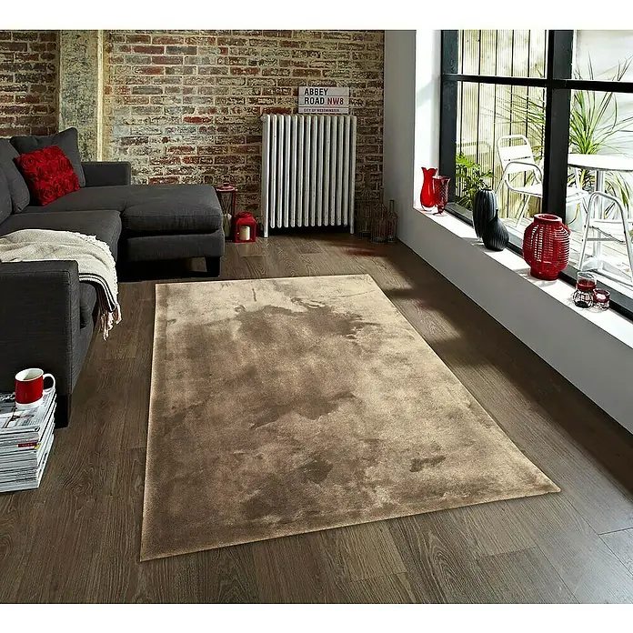 Alfombra de pelo largo Cuba - Beige, 170 x 120 cm, 100% Poliéster - Salón elegante con una gran alfombra rectangular en suaves tonos marrones que mejora visualmente el espacio y agrega calidez.