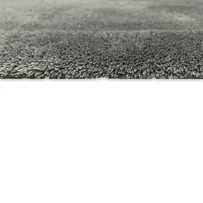 Alfombra de pelo largo Cuba - Gris, 110 x 60 cm, 100% Poliéster - Detalle de una alfombra shaggy gris, mostrando su textura suave y estructura de fibra densa para una sensación confortable y cálida.