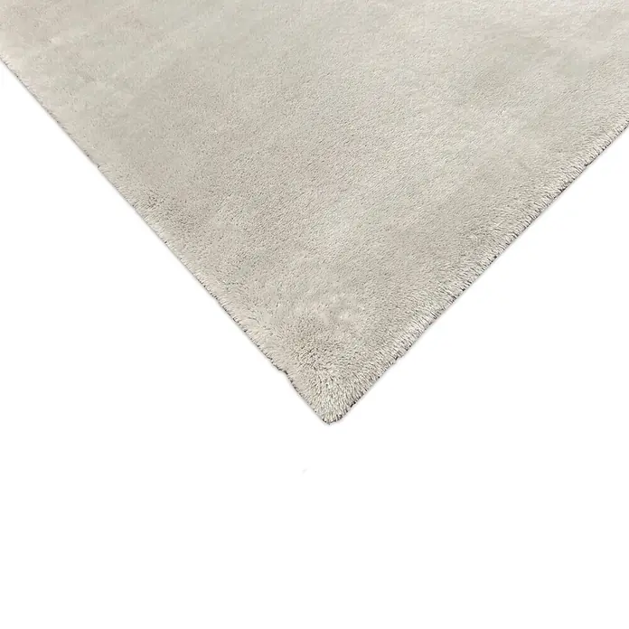 Alfombra de pelo largo Cuba - Blanco, 60 x 110 cm, 100% Poliéster - Primer plano de una alfombra beige con una textura suave, perfecta para espacios de vida que buscan confort y calidez.