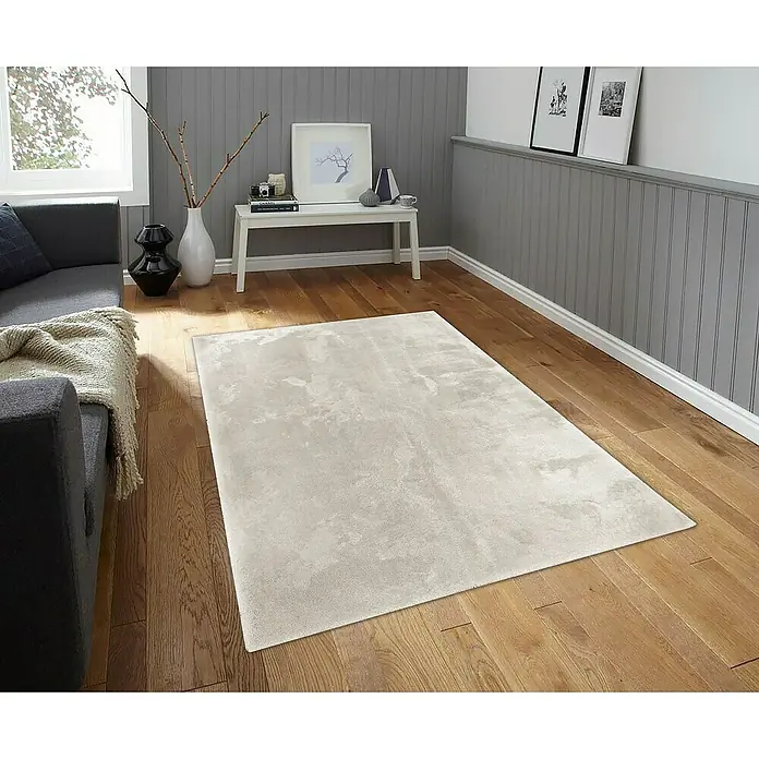 Alfombra de pelo largo Cuba - Blanco, 60 x 110 cm, 100% Poliéster - Una alfombra rectangular en una sala de estar, creando un ambiente acogedor y atractivo.