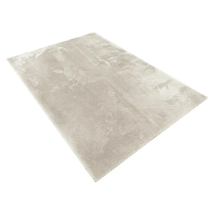 Alfombra de pelo largo Cuba - Blanco, 60 x 110 cm, 100% Poliéster - Una alfombra de color gris claro con textura se muestra sobre un fondo negro con rayas blancas. La alfombra parece suave y acogedora.
