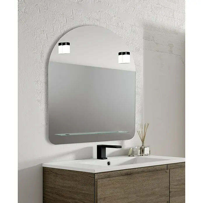 Camargue Espejo con luz Venecia - 60 x 75 cm, Negro, Bandeja - Un elegante lavabo de baño con un espejo elegante y un grifo moderno. El mueble bajo lavabo con aspecto de madera completa el diseño.