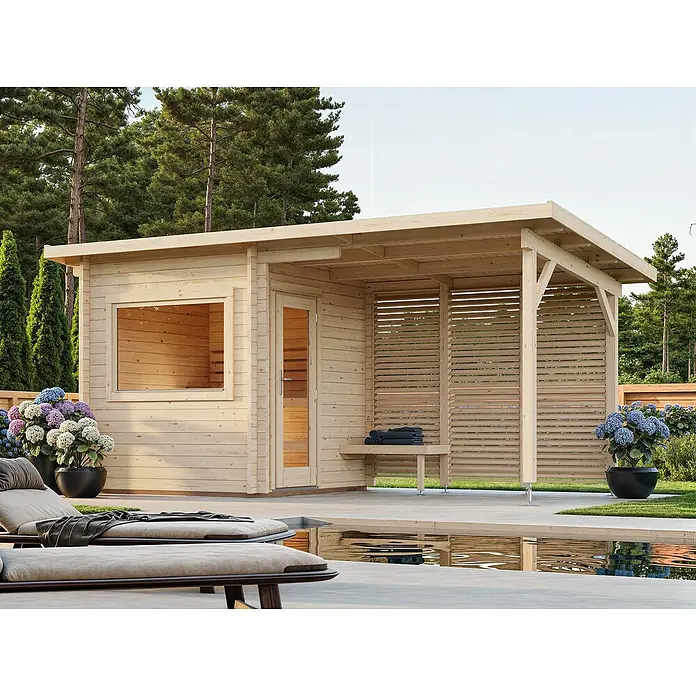 Palmako Saunahaus Sanna - Ohne Ofen, Natur, L x B x H: 267 x 547 x 249 cm - Ein helles Holzgartenhaus mit offenem Seitenbereich, ideal zum Entspannen im Freien und zur stilvollen Gartengestaltung mit blühenden Hortensien.