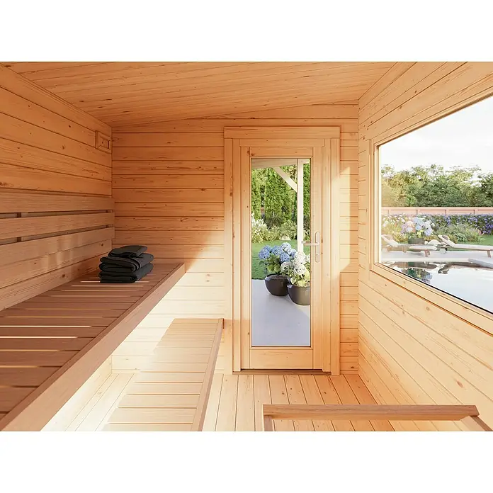 Palmako Saunahaus Sanna - Ohne Ofen, Natur, L x B x H: 267 x 547 x 249 cm - Innenaufnahme einer Sauna mit Holzbänken, einem Fenster und einer Glastür, die einen Blick auf einen Pool und einen Garten bietet.