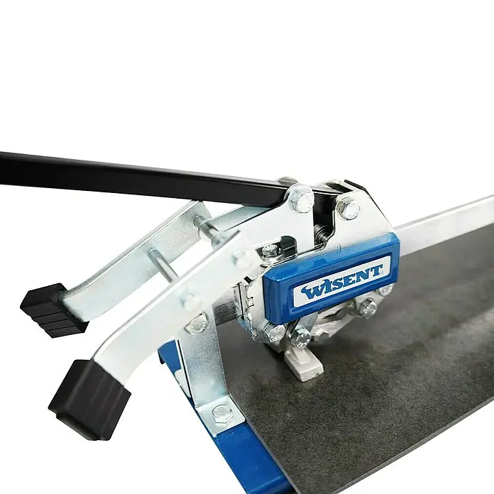 Wisent Cortador manual de azulejos RC 1200 - Longitud de corte máx.: 1.200 mm, Espesor máx. de azulejo: 12 mm - Primer plano de un cortador de azulejos marca Wisent, con un acento azul, colocado sobre una baldosa de color oscuro.