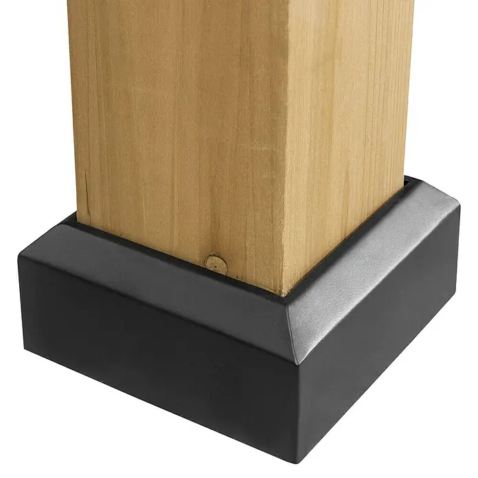 Sunjoy Pavillon Ernir - L x B: 452 x 393 cm, Farbe Dach: Anthrazit - Nahaufnahme einer schwarzen Pfostenbasis aus Metall, die einen Holzpfosten schützt und eine stilvolle Note verleiht.