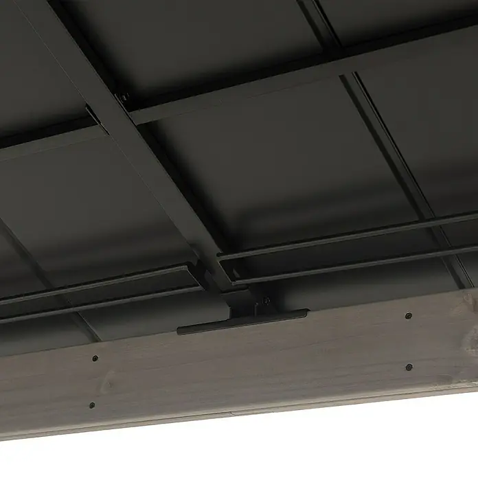 Sunjoy Pavillon Rysy - L x B: 450 x 390 cm, Farbe Dach: Schwarz - Detailansicht einer Terrassenüberdachung mit Metallrahmen und Holzstruktur. Das Bild zeigt die Unterseite der Konstruktion.