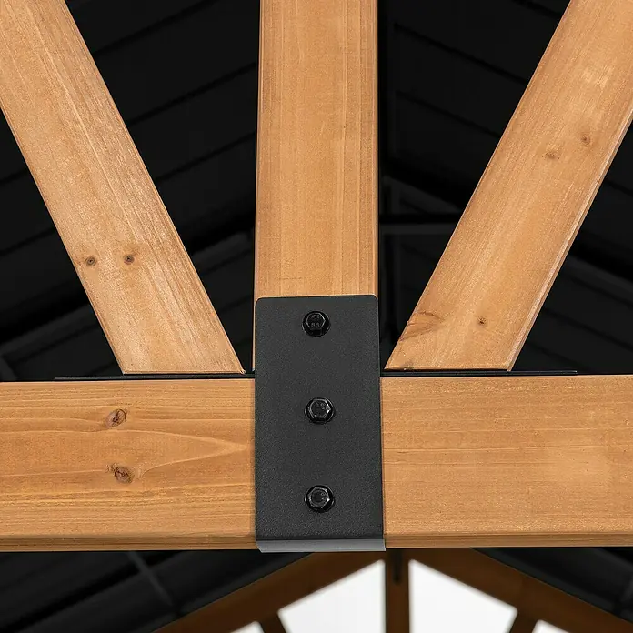 Sunjoy Pavillon Tödi - L x B: 400 x 336 cm, Farbe Dach: Anthrazit - Detailansicht einer Holzkonstruktion mit schwarzen Metallelementen, die die Holzbalken stilvoll und robust verbinden.