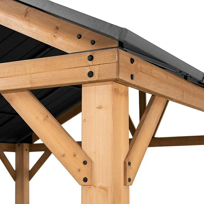Sunjoy Pavillon Tödi - L x B: 400 x 336 cm, Farbe Dach: Anthrazit - Detailansicht eines Holzpavillons mit schwarzem Metalldach, verbunden mit stabilen Schrauben. Die Konstruktion zeugt von hoher Qualität und Haltbarkeit.