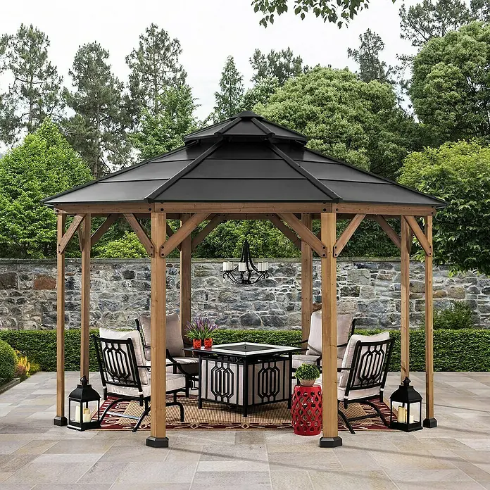 Sunjoy Pavillon Eggi - L x B: 396 x 396 cm, Farbe Dach: Anthrazit - Ein luxuriöser Holzpavillon mit schwarzem Dach und stilvoller Gartengarnitur für entspannte Stunden im Freien.
