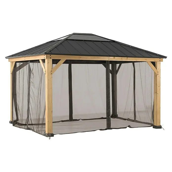 Sunjoy Pavillon-Seitenwände Moskitonetz - Passend für: Sunjoy Gazebo Pavillions Ernir & Osser 393x452 cm, Braun - Bild einer stilvollen, hölzernen Gartenlaube mit schwarzem Dach und Moskitonetzen. Ideal für entspannte Stunden im Freien.