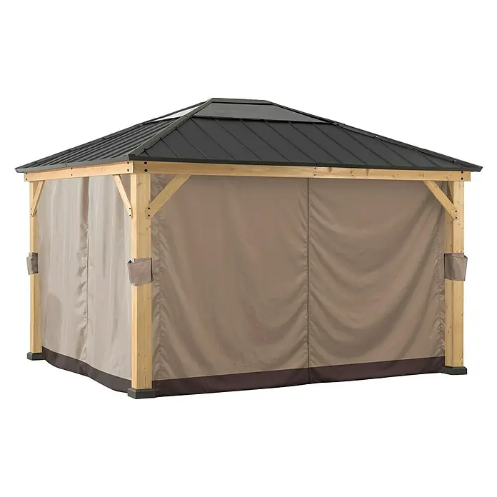 Sunjoy Pavillon-Seitenwände Polyester-Vorhangpaneele - Passend für: Sunjoy Gazebo Pavillons Ernir & Osser 393X452 cm, Braun - Bild eines Pavillons mit einem dunklen Dach und beigen Vorhängen.