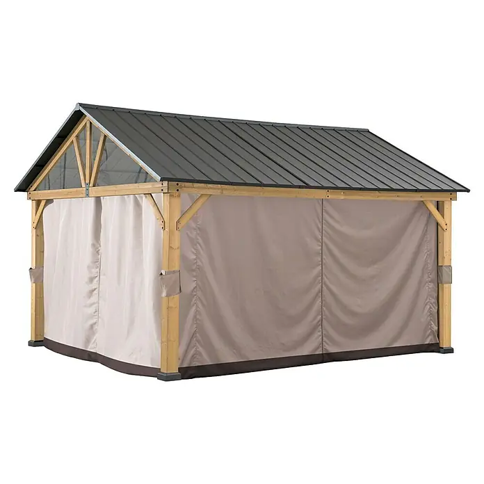 Sunjoy Pavillon-Seitenwände Polyester-Vorhangpaneele - Passend für: Sunjoy Gazebo Pavillon Tödi 336X400 cm, Braun - Bild eines Pavillons mit Holzrahmen und blickdichten Vorhängen, ideal für Garten und Terrasse.
