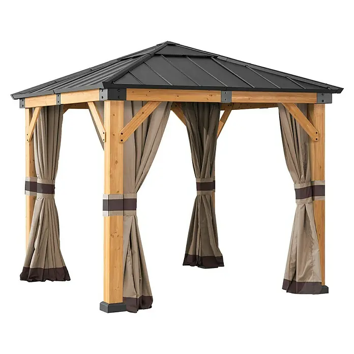 Sunjoy Pavillon-Seitenwände Polyester-Vorhangpaneele - Passend für: Sunjoy Gazebo Pavillon Rap 273X273 cm, Braun - Bild eines Pavillons mit Vorhängen. Der Pavillon hat ein dunkles Dach und helle Holzpfosten. Die Vorhänge sind in einem neutralen Farbton gehalten.