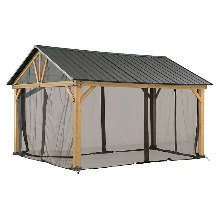 Sunjoy Pavillon-Seitenwände Moskitonetz - Passend für: Sunjoy Gazebo Pavillon Tödi 336x400 cm, Braun - Nahaufnahme einer Pavillonstruktur mit Holzrahmen, Metalldach und Moskitonetz als Wände, ideal für den Außenbereich.