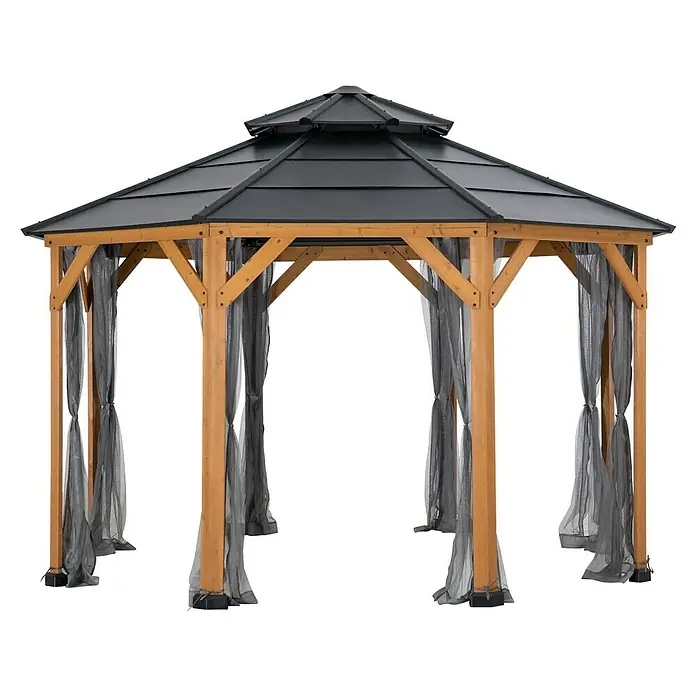 Sunjoy Pavillon-Seitenwände Moskitonetz - Passend für: Sunjoy Gazebo Pavillon Eggi 395x395 cm, Grau - Abgebildet ist ein Pavillon mit einem Holzrahmen und einem dunklen Metalldach, umgeben von grauen Vorhängen. Ideal für den Garten.