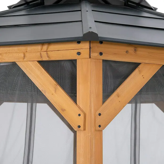 Sunjoy Pavillon-Seitenwände Moskitonetz - Passend für: Sunjoy Gazebo Pavillon Eggi 395x395 cm, Grau - Detailansicht eines Pavillons mit Holzrahmen und dunklem Metalldach, das Stabilität und Schutz bietet.