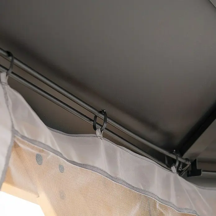 Sunjoy Pavillon-Seitenwände Moskitonetz - Passend für: Sunjoy Gazebo Pavillon Eggi 395x395 cm, Grau - Nahaufnahme der Vorhangaufhängung an einer Terrassenüberdachung, die eine einfache und elegante Lösung für Outdoor-Bereiche bietet.