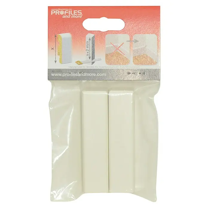 Profiles and more Eckstäbchen - 20 x 20 x 82 mm, Holz, Weiß - Produktabbildung von Profiles and more mit weißen Leisten in Plastikverpackung. Die Leisten sind zur Montage und Abdichtung von Profilen gedacht.