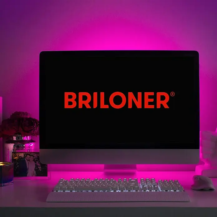 Briloner Tira LED RGB + USB - Largo: 4 m, RGB - Escritorio iluminado con neón con pantalla y teclado Briloner, combinando diseño moderno con ambiente vibrante.